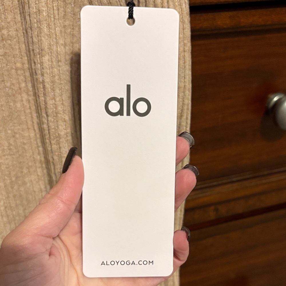 ALO Yoga Muse Wide Leg Pant - Picture 3 of 8